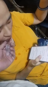 老板不在店里，老板娘含着冰块给我吹